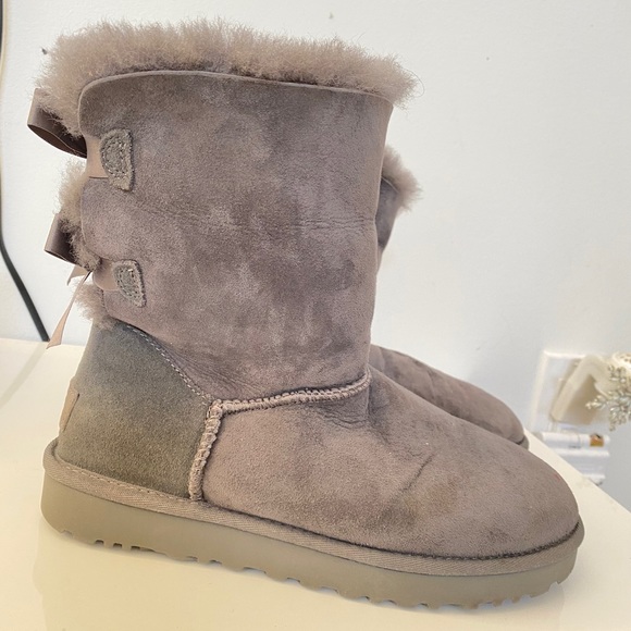 Womens Ugg’s - Picture 2 of 2